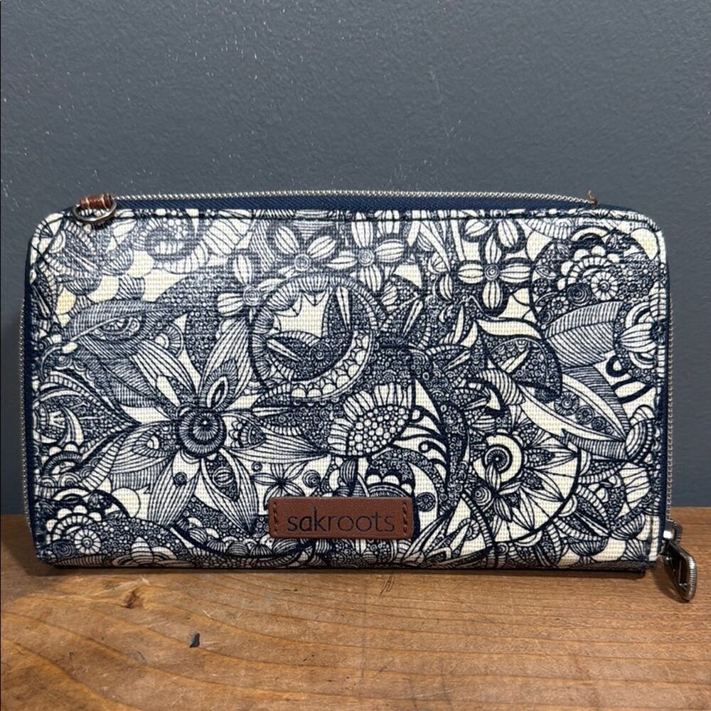 Sakroots Artist Circle Large Zip Around Wallet multi slots Blue White see pics